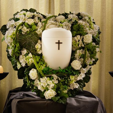 Eine Urne in einem Herz aus Blumen