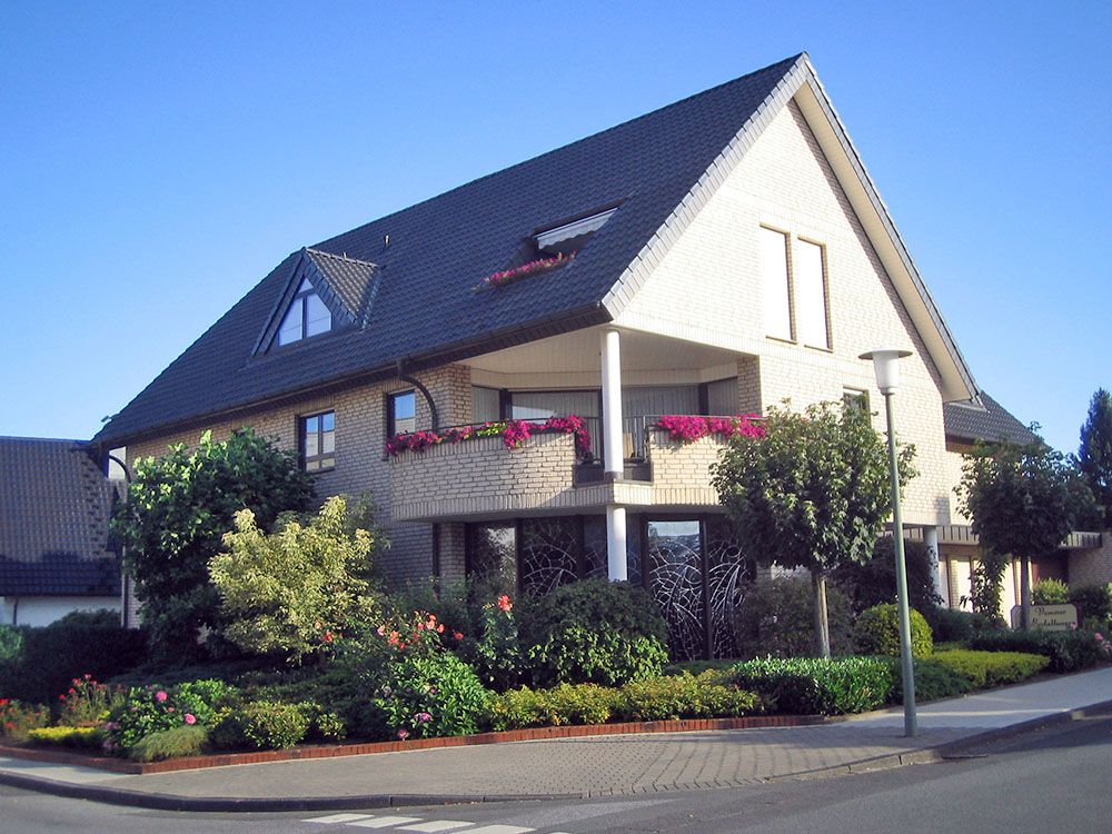 Ein großes Haus mit einem großen Garten.