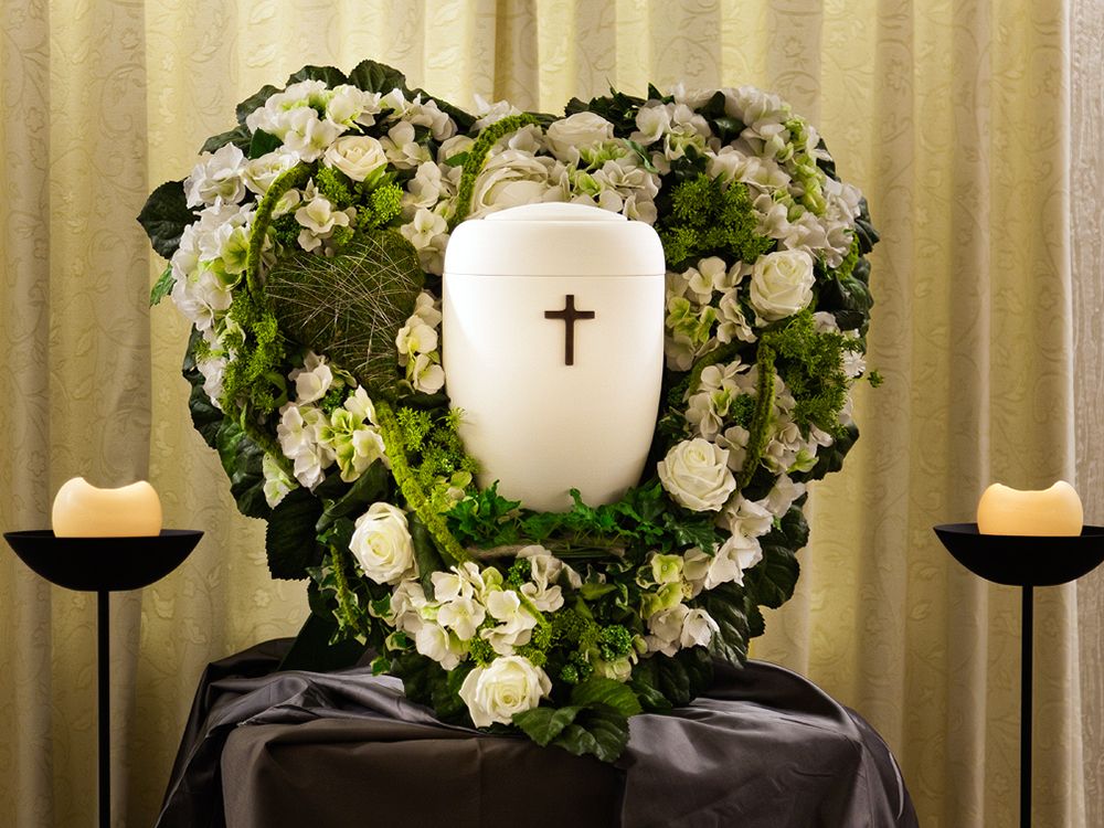 Urne mit Blumenschmuck