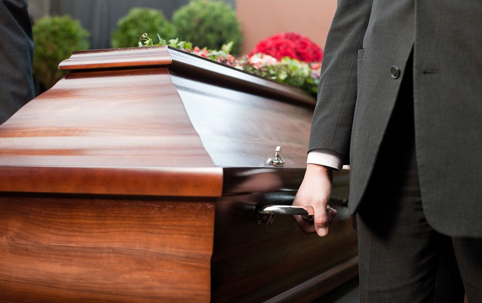 Holzsarg wird getragen