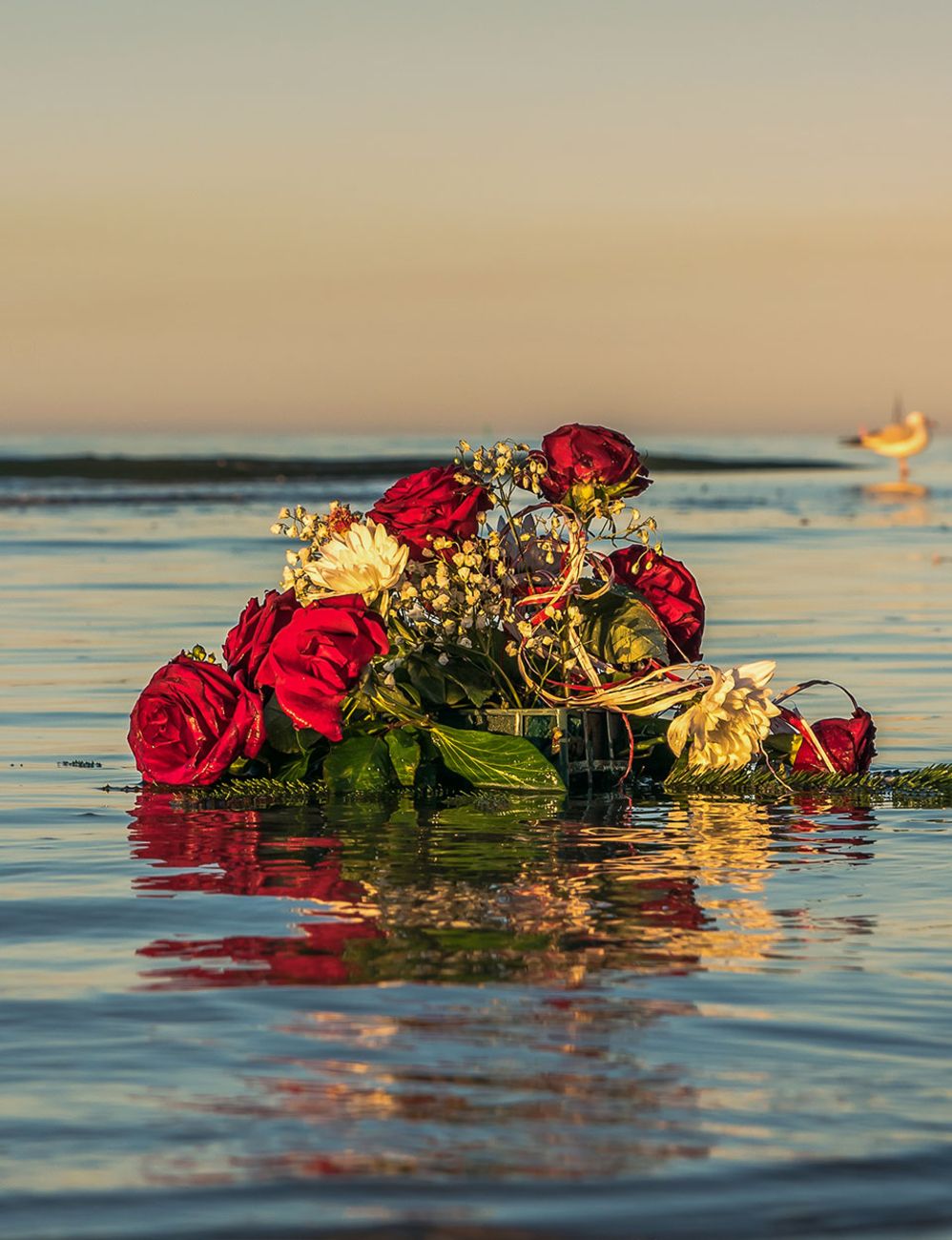 Blumenstrauß treibt auf dem Wasser